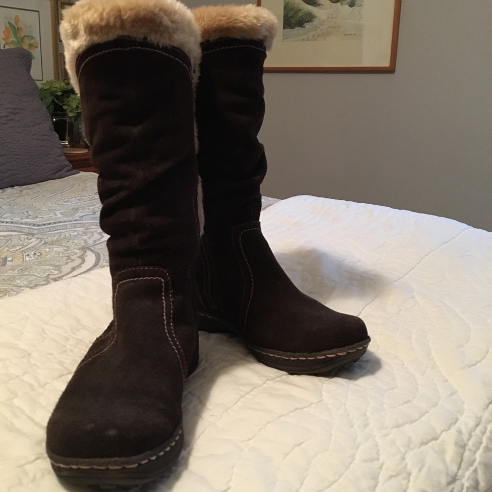 Ladies fur-trimmed, suede boots